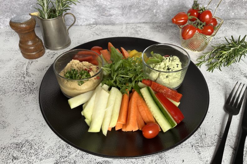 Vegetable set with dips