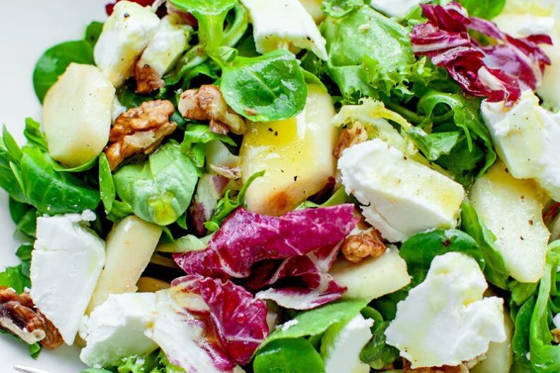 Salad with goat cheese